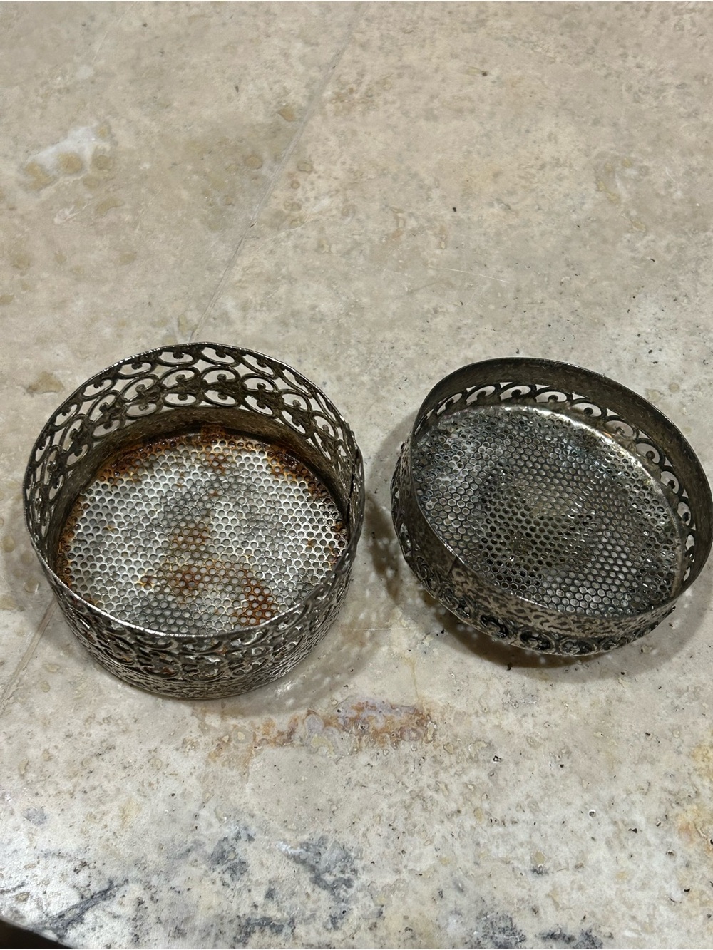 vintage silver-plated trinket box featuring a detailed filigree mesh design - Picture 6 of 10
